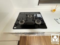 家族のごはん作りがはかどる。同時調理ができる3口コンロ付き。