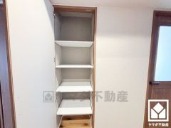 リビングや廊下にも収納があり、住空間を広々お使いいただけます。