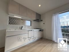 キッチンは空間を有効活用できる壁付けタイプ。窓がございますので、昼間は手元が明るく、お料理がはかどります。