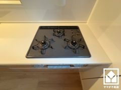 毎日の料理がもっとスムーズに。便利な3口コンロ付きキッチン。