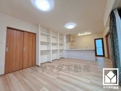 リビングには壁面収納があり、住空間を広々お使いいただけます。