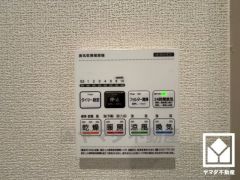 浴室暖房乾燥機付き。真冬の寒い浴室を暖かく、また雨の日の洗濯物の乾燥にと多用途に活躍する機能です。