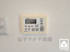 床暖房付きで、寒い冬でも足元ポカポカ。ホコリを巻き上げないのでお子様のいるご家庭にもおすすめです。