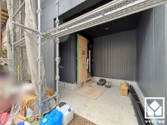 インナーガレージを1台分完備。重い荷物や雨の日の移動もスムーズで、快適なカーライフを実現。
