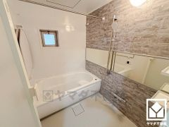 1日の疲れを癒す浴室でゆったりリフレッシュ。小窓が付いているので、こもりがちな湿気もすぐ取り除くことができます。鏡が横長なので、お子様でも見やすく便利です。