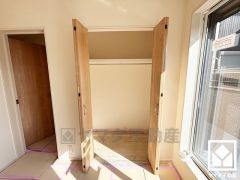 クローゼットは奥行きがあるので、収納力も申し分ありません。お洋服はもちろん、スーツケースなどの大物もしっかり収納できます。