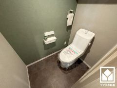 明るく清潔感溢れるトイレです。2連トイレットペーパーホルダーなのでお取替えの手間も軽減できます。