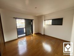 約8帖の3階洋室です。バルコニーにつながるお部屋で、通風・陽当たり良好。