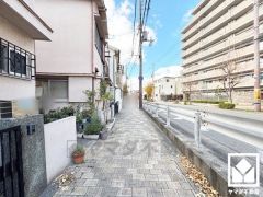 大きな広場や遊具が設置された「蓬川公園」が徒歩圏内。子育て世帯の方にもお勧めです。建て替え用地としてもご検討いただけます。ご成約でヤマダポイントプレゼント中です。お問合せお待ちしております。