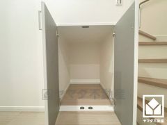 空間を無駄なく活用、階段下の賢い収納。お掃除道具なども収納可能。