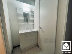 収納付きでスッキリお使い頂ける洗面台です。洗面ボウルが広めなので、忙しい朝でも身支度がしやすく時短になります。