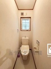 各階トイレあり。温水洗浄便座付で快適にお使いいただけます。
