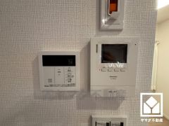TVモニター付きインターフォン、オートバス・追い炊き機能付きの給湯器リモコン。住宅設備が充実しています。