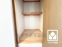 「ウエルシア西宮能登店」まで徒歩3分、「関西スーパー広田店」まで徒歩11分など、お買い物施設が徒歩圏内に複数あり便利な住環境です。