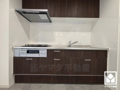 キッチンは空間を有効活用できる壁付けタイプ。調理に手間がかかりがちな肉や魚を、短時間でサッと焼き上げることができるグリル付き。