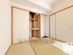 約4.7帖の洋室です。リビングに隣接しており、開放感のある空間。一体利用も可能です。