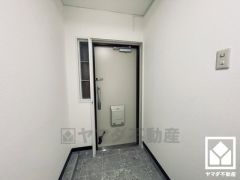 白を基調とした明るい玄関で、毎日を爽やかにスタート。清潔感あふれる空間が、訪れる人々を温かく迎えます。