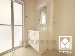 収納付きでスッキリお使い頂ける3面鏡の洗面台です。洗面ボウルが広めなので、忙しい朝でも身支度がしやすく時短になります。