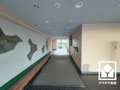 心地よい空間が広がる、清潔で美しいロビー。