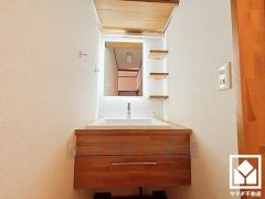 収納付きでスッキリお使い頂ける洗面台です。洗練されたデザインと機能性が融合し、毎日の身支度が特別なひとときに。