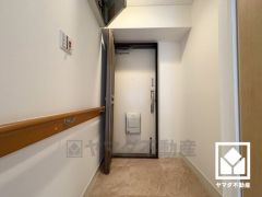 断熱・防音・防犯性の高い二重扉の玄関です。