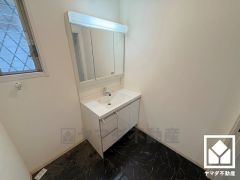 小さなお子様のお風呂上りもこのスペースがあればゆったりとして頂けます。室内洗濯機置場がございますので、天候に左右されず洗濯していただけます。