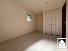 約6.7帖の2階洋室です。全居室に窓がございます。明るい陽光がたっぷり差し込む心地よい生活空間です。