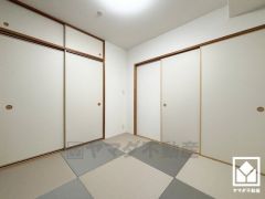 和の趣を大切にしながら、現代のライフスタイルにも調和する美しい琉球畳の和室。シンプルで洗練された空間が、暮らしに心地よいゆとりをもたらします。