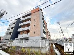 キッチンは空間を有効活用できる壁付けタイプ。調理スペースが広めでお料理がはかどります。