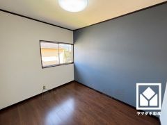 柔らかな光が差し込む洋室、快適で落ち着いた住まい。