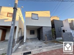 フローリング部分には開放的なリビングの雰囲気にフィットした、光と風が通り抜けるスケルトン階段が設置されています。