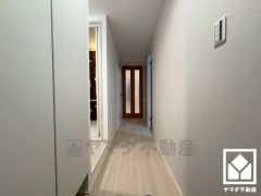 シンプルで洗練された玄関スペース。帰るたびにホッとできる、心地よい住まいの入り口。