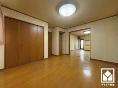 約7.8帖の1階洋室です。リビングと隣接しており、開放感のある空間。一体利用も可能です。