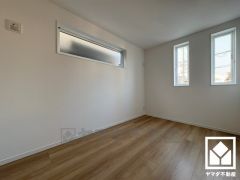 約5.7帖の2階洋室です。全居室2面採光。明るい陽光がたっぷり差し込む心地よい生活空間です。