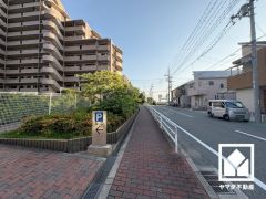 阪神電鉄本線「久寿川」駅まで徒歩約15分。「業務スーパー今津店」まで徒歩9分などお買い物施設も徒歩圏内に複数あり、毎日の通勤・通学だけでなく、日常のお買い物や、休日のお出かけまで利便性に優れています。