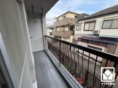 東側バルコニーのため、朝日が気持ちよく入り爽やかな一日を始められます。お掃除道具やガーデニング用品などもスッキリ片付く収納スペースがございます。