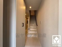 シンプルで洗練された玄関スペース。帰るたびにホッとできる、心地よい住まいの入り口。