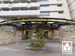 上質な素材と洗練されたデザインが織りなすエントランス。住まう人の誇りを感じさせる、優雅な迎えの空間。