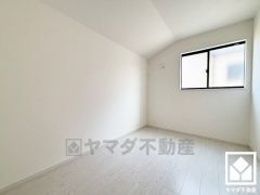 柔らかな光が差し込む洋室、快適で落ち着いた住まい。