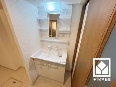 収納豊富でスッキリお使い頂ける洗面台です。洗面ボウルが広めなので、忙しい朝でも身支度がしやすく時短になります。