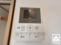 突然の来訪時でも安心なモニター付きインターホンを完備。お留守番中のお子様でも簡単に来訪者の確認ができます。