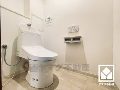 明るく清潔感溢れるトイレです。2連トイレットペーパーホルダーなのでお取替えの手間が軽減できます。温水洗浄便座付きで、季節を問わずいつでも温かい便座をお使いいただけます。