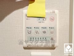 浴室暖房乾燥機付き。真冬の寒い浴室を暖かく、また雨の日の洗濯物の乾燥にと多用途に活躍する機能です。