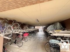 サイクルラックの設置された屋内駐輪場を完備。スッキリ整理されて、自転車同士の接触や転倒の心配がございません。