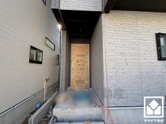 キッチンは空間を有効活用できる壁付けタイプ。