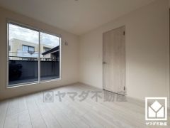 約5.5帖の2階洋室です。バルコニーにつながるお部屋で、通風・陽当たり良好。全居室フローリングでお掃除もラクラクです。