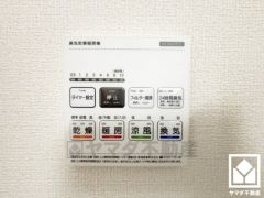 浴室暖房乾燥機付き。真冬の寒い浴室を暖かく、また雨の日の洗濯物の乾燥にと多用途に活躍する機能です。