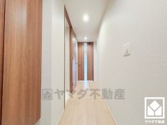 シンプルで洗練された玄関スペース。帰るたびにホッとできる、心地よい住まいの入り口。