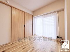 バルコニーにつながるお部屋で、通風・陽当たり良好。リビングに隣接する引き戸のお部屋で、一体利用も可能です。