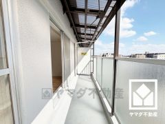 南西向きバルコニーで陽当たり、風通し良好。広々としているため、お洗濯物をたっぷりと干す事ができます。屋根付きなので急な雨の日も安心ですね。